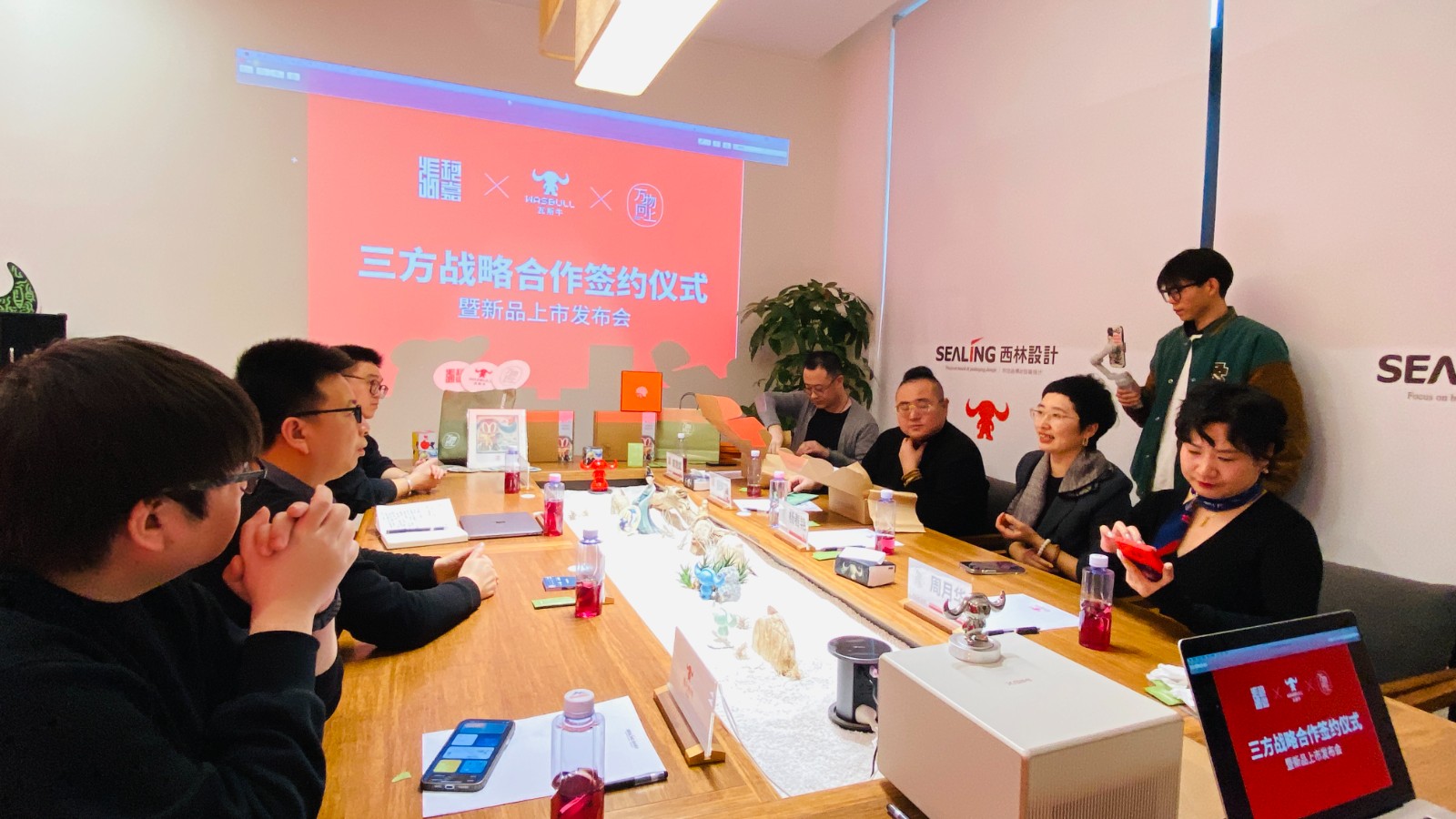 張珂嘉X瓦斯牛X萬(wàn)物向上戰(zhàn)略合作簽約儀式